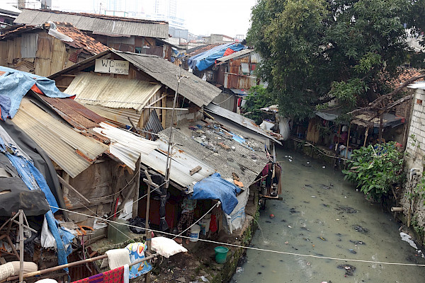 Hovels and polluted water in Jakarta