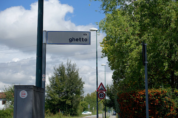 Street sign in Italy, reading ‘ghetto’