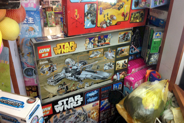 Fake Star Wars Lego, with the brand “Star Wnrs”